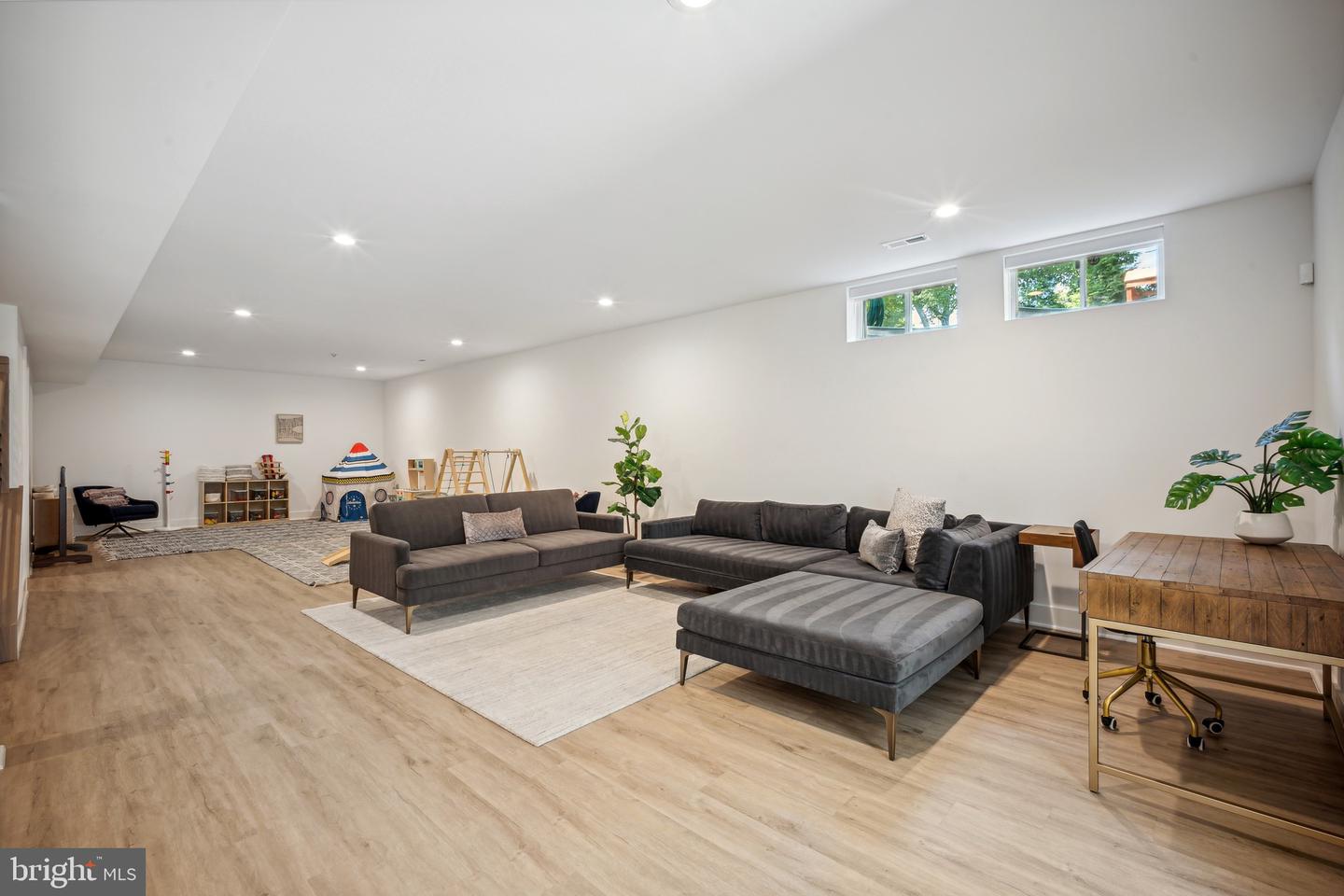 2033 Griffith Rd