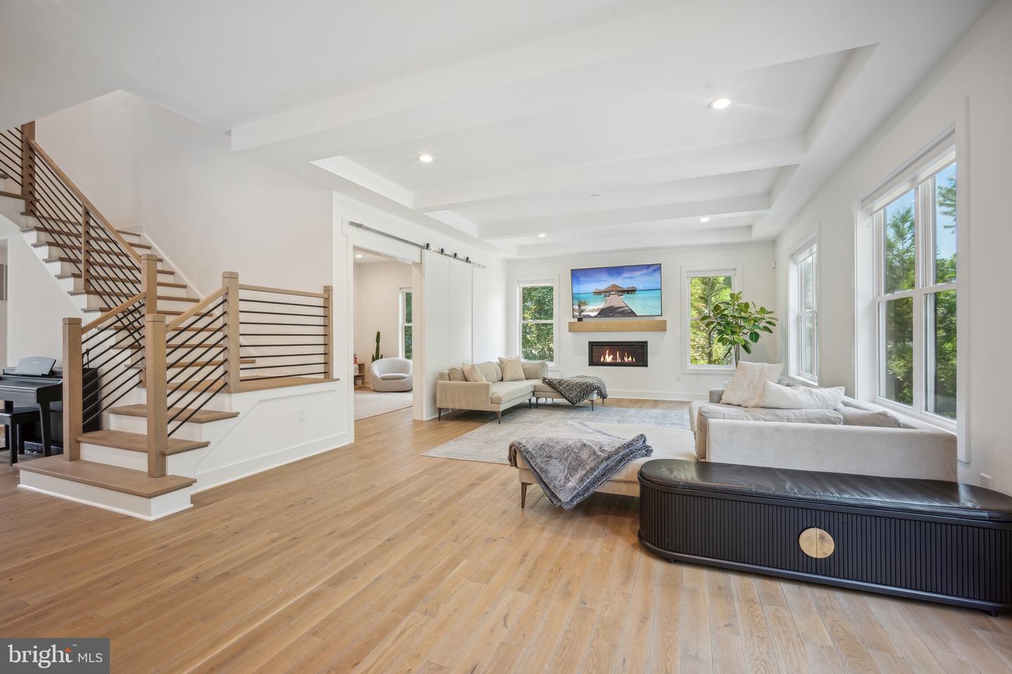 2033 Griffith Rd