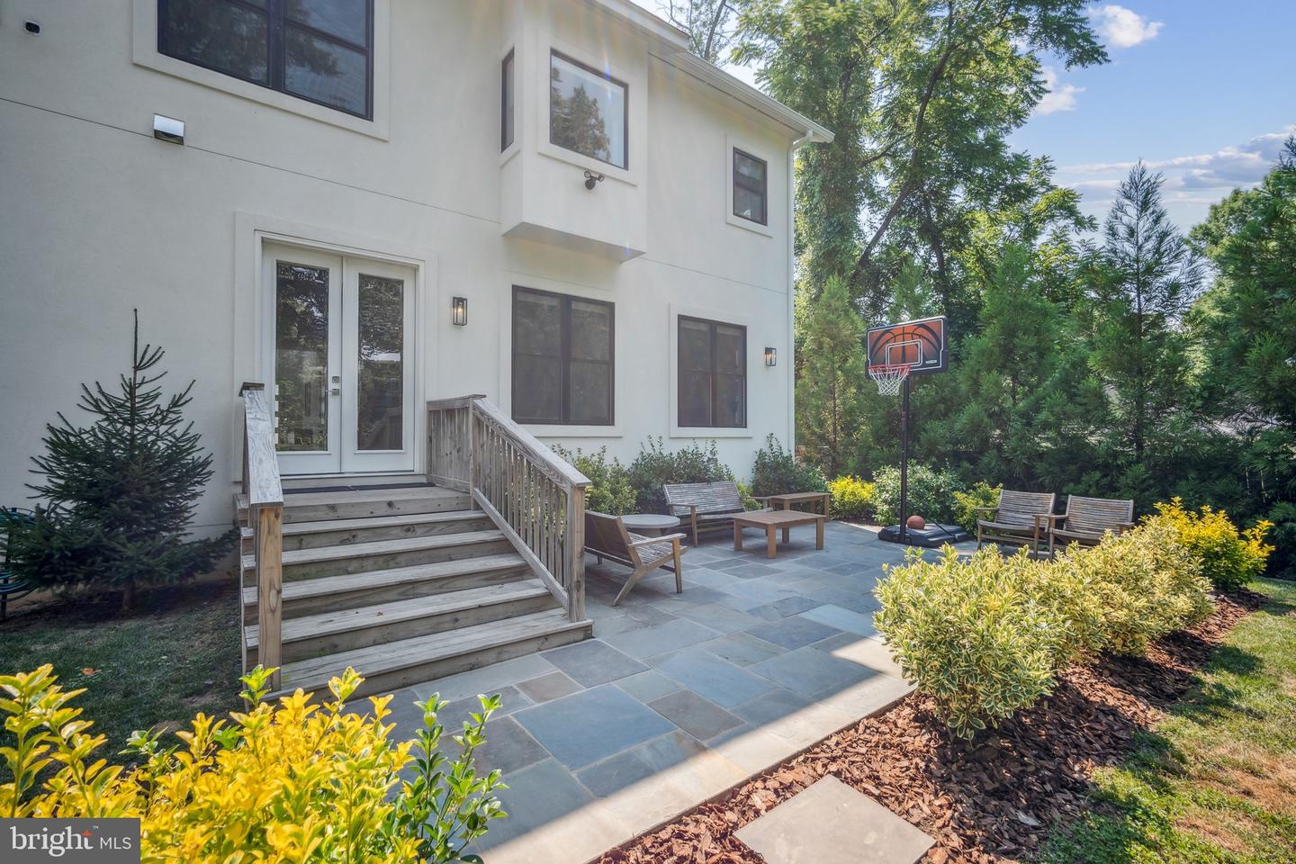 2033 Griffith Rd