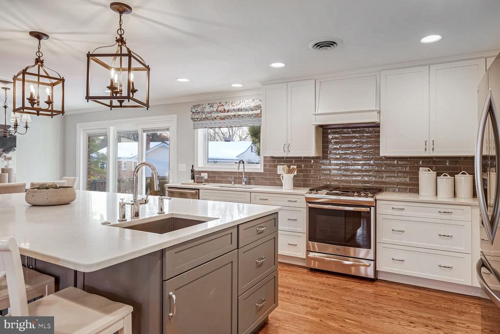 2432 Caron Ln