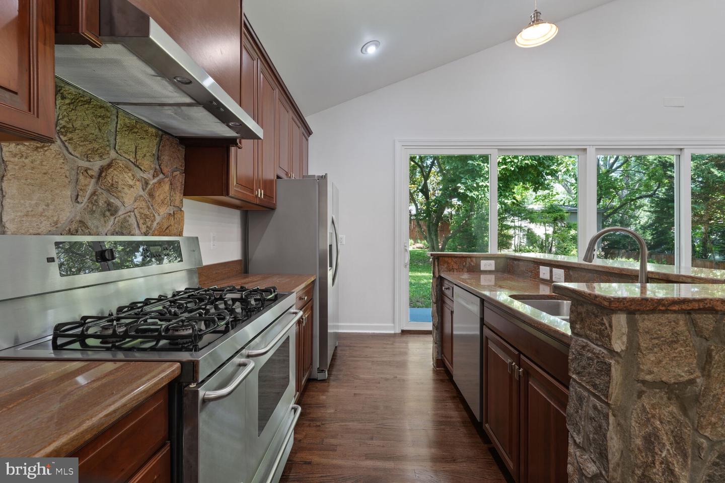 6106 Houston Ct