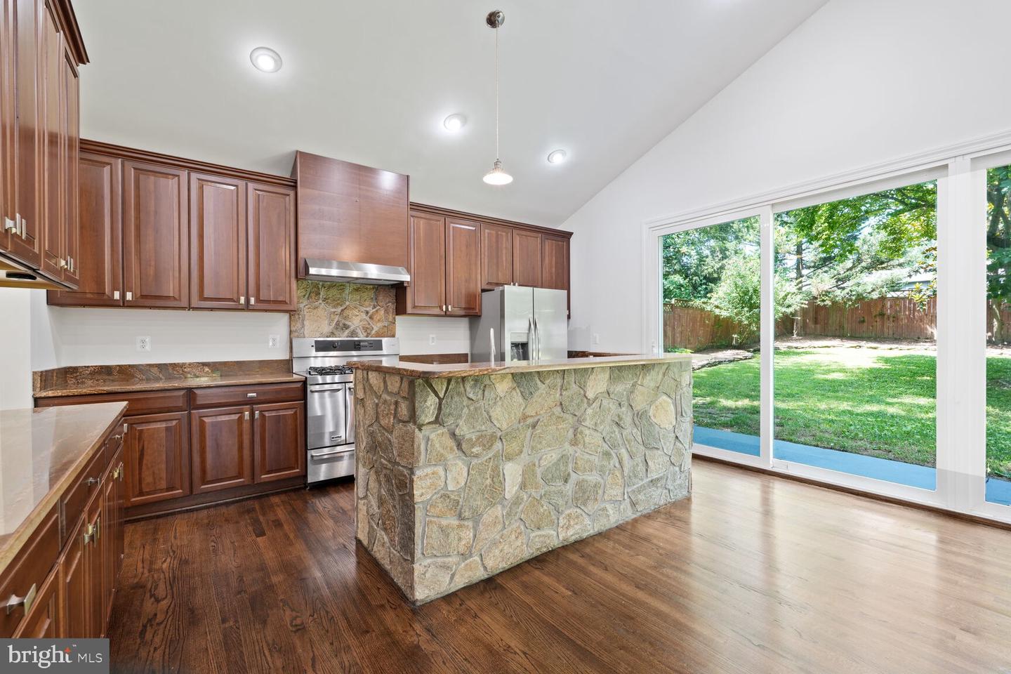 6106 Houston Ct