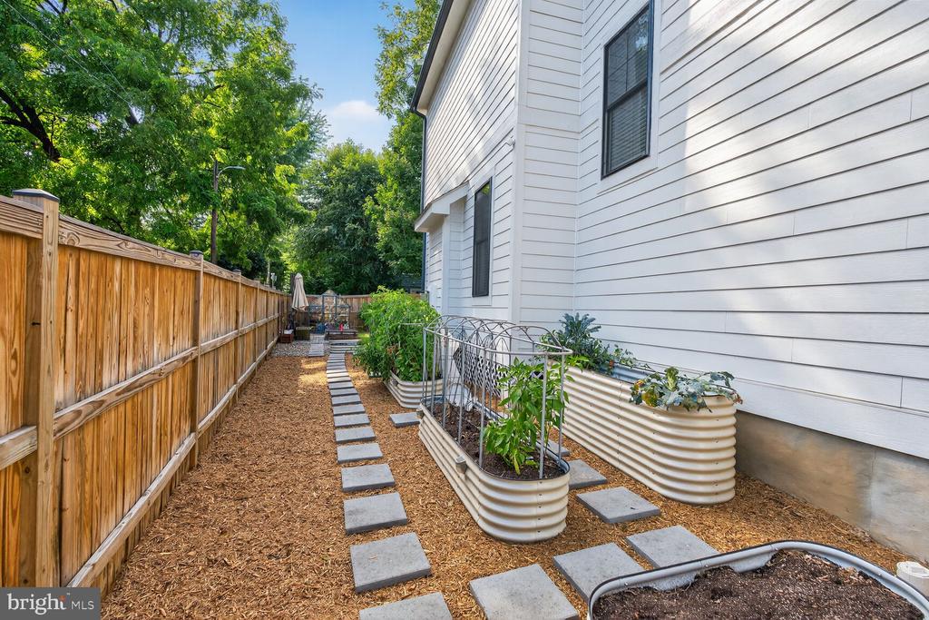 2808 W GEORGE MASON ROAD