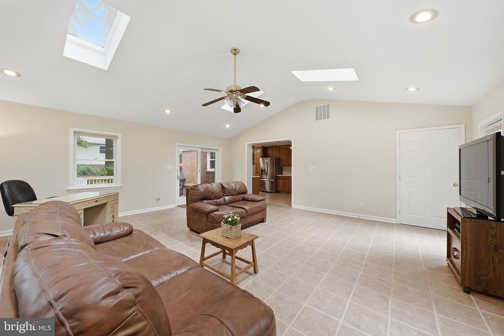 5004 LINETTE LANE
