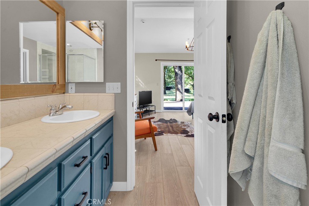 53600 Bradley Lockwood