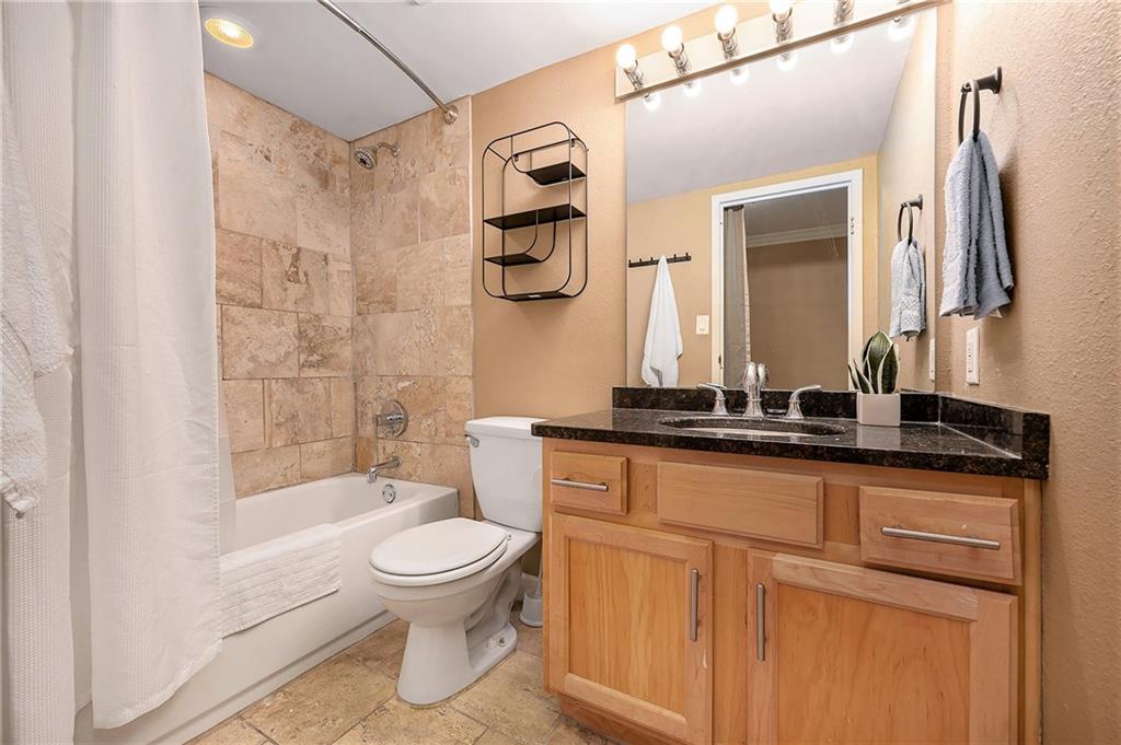 700 E 8th Street Unit: 9R