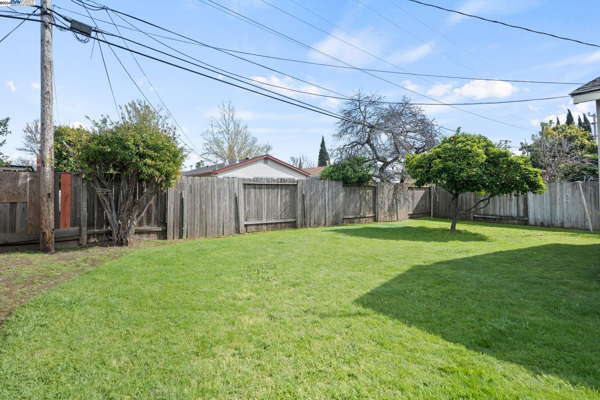 4558 Mowry Ave