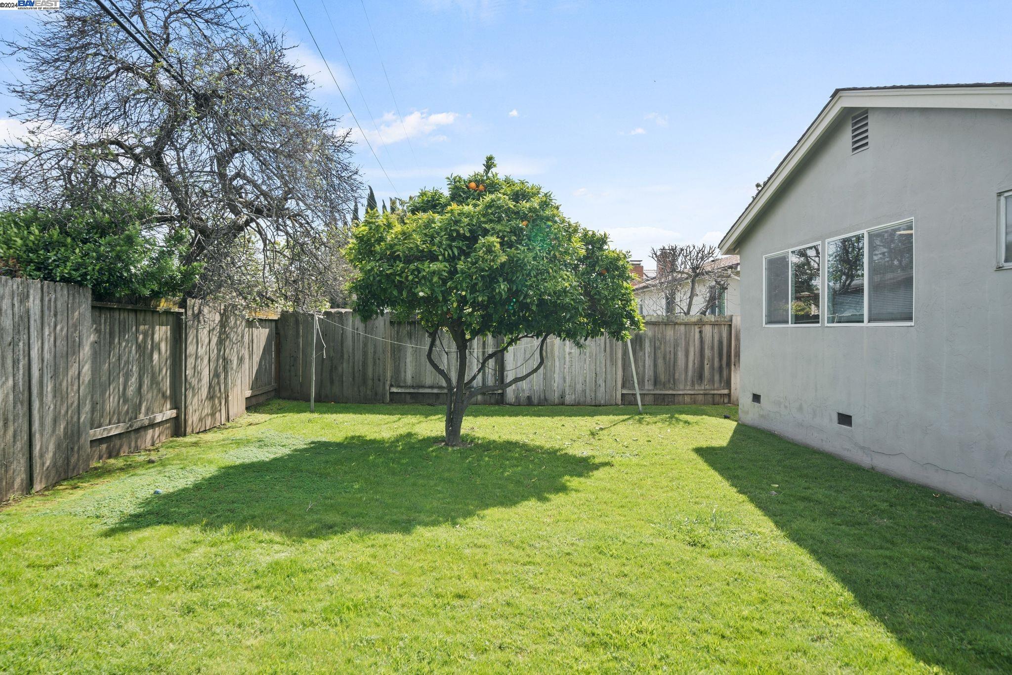 4558 Mowry Ave