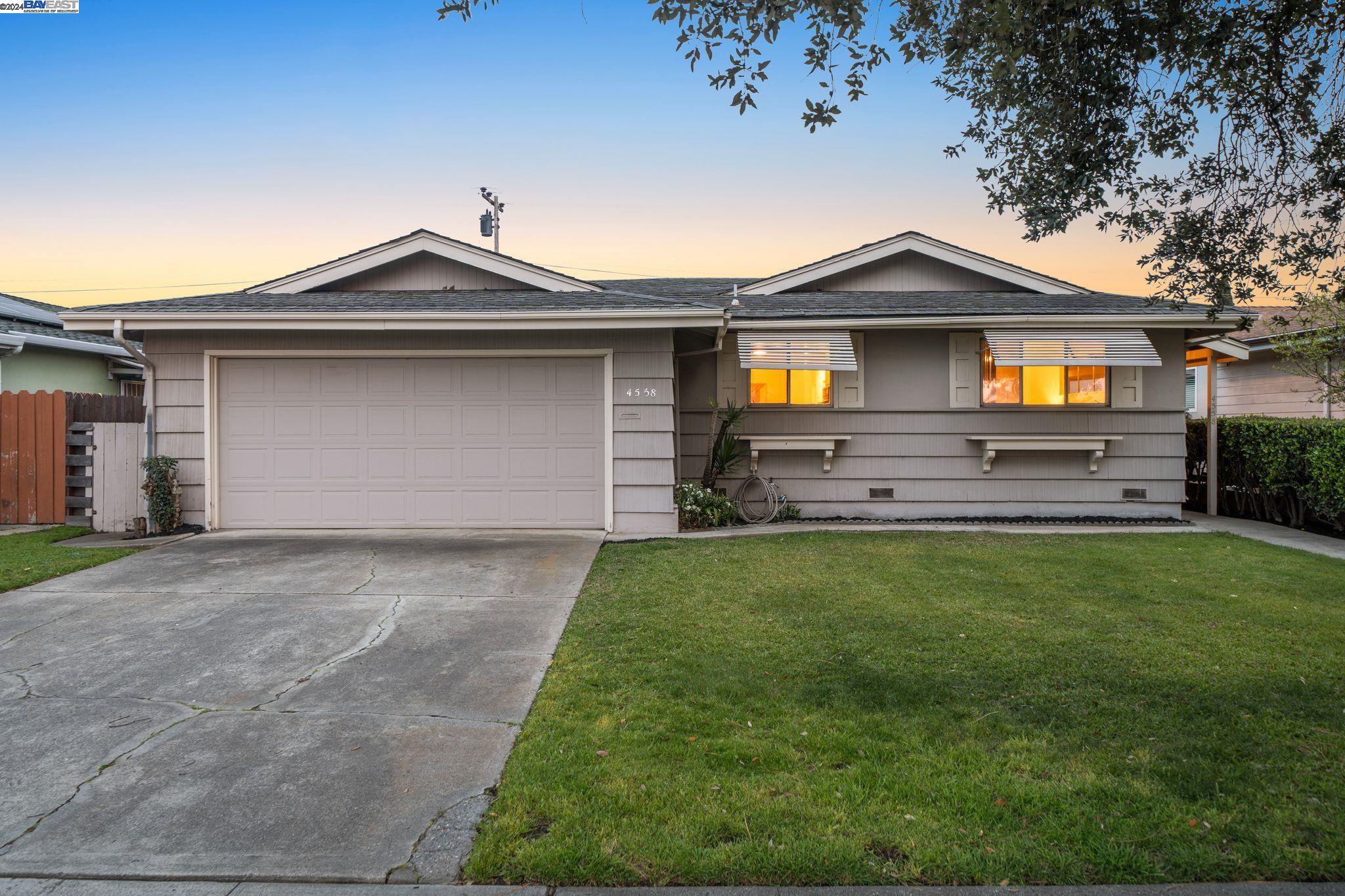 4558 Mowry Ave