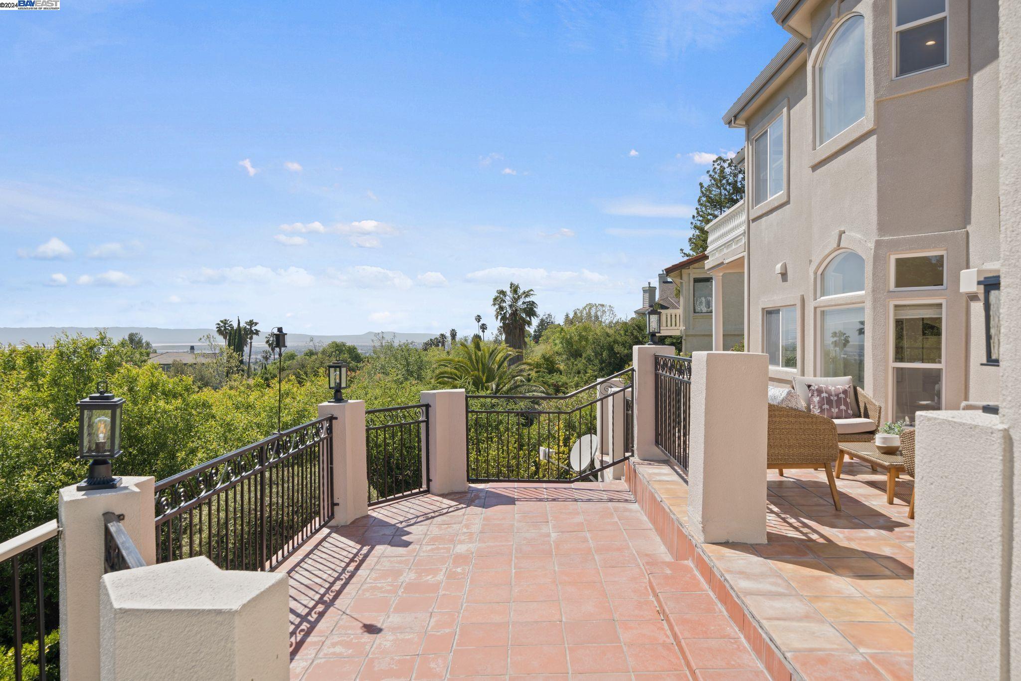 1585 Vinehill Circle