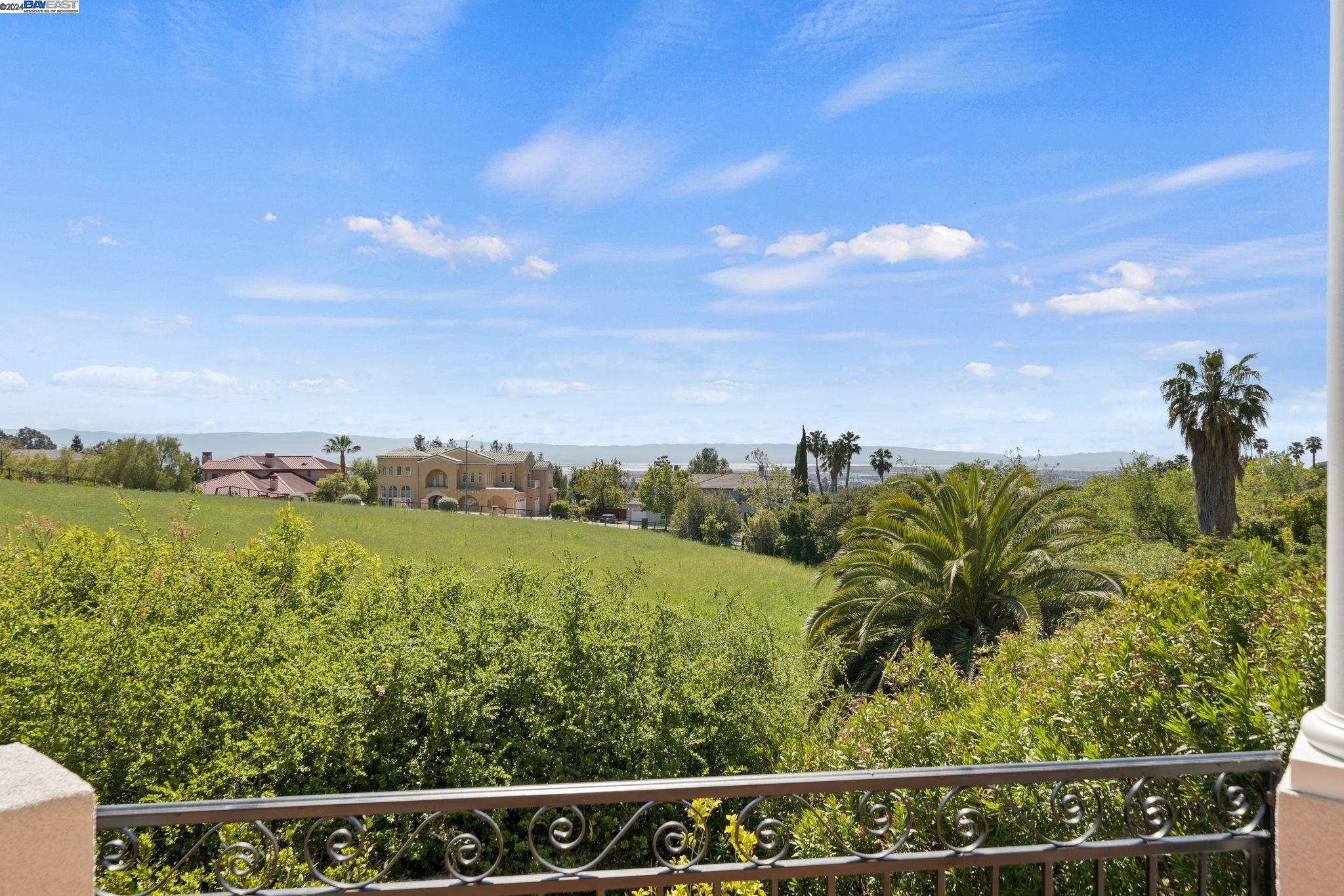 1585 Vinehill Circle