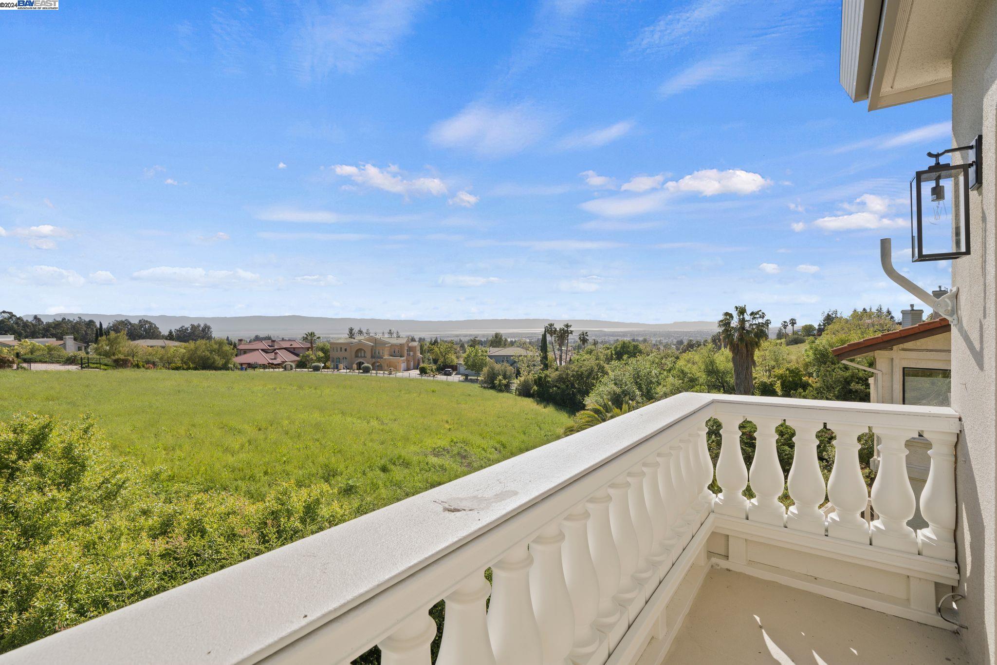 1585 Vinehill Circle