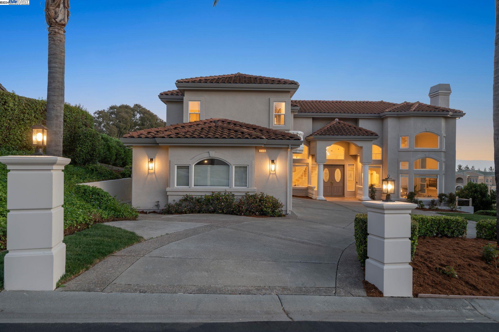 1585 Vinehill Circle