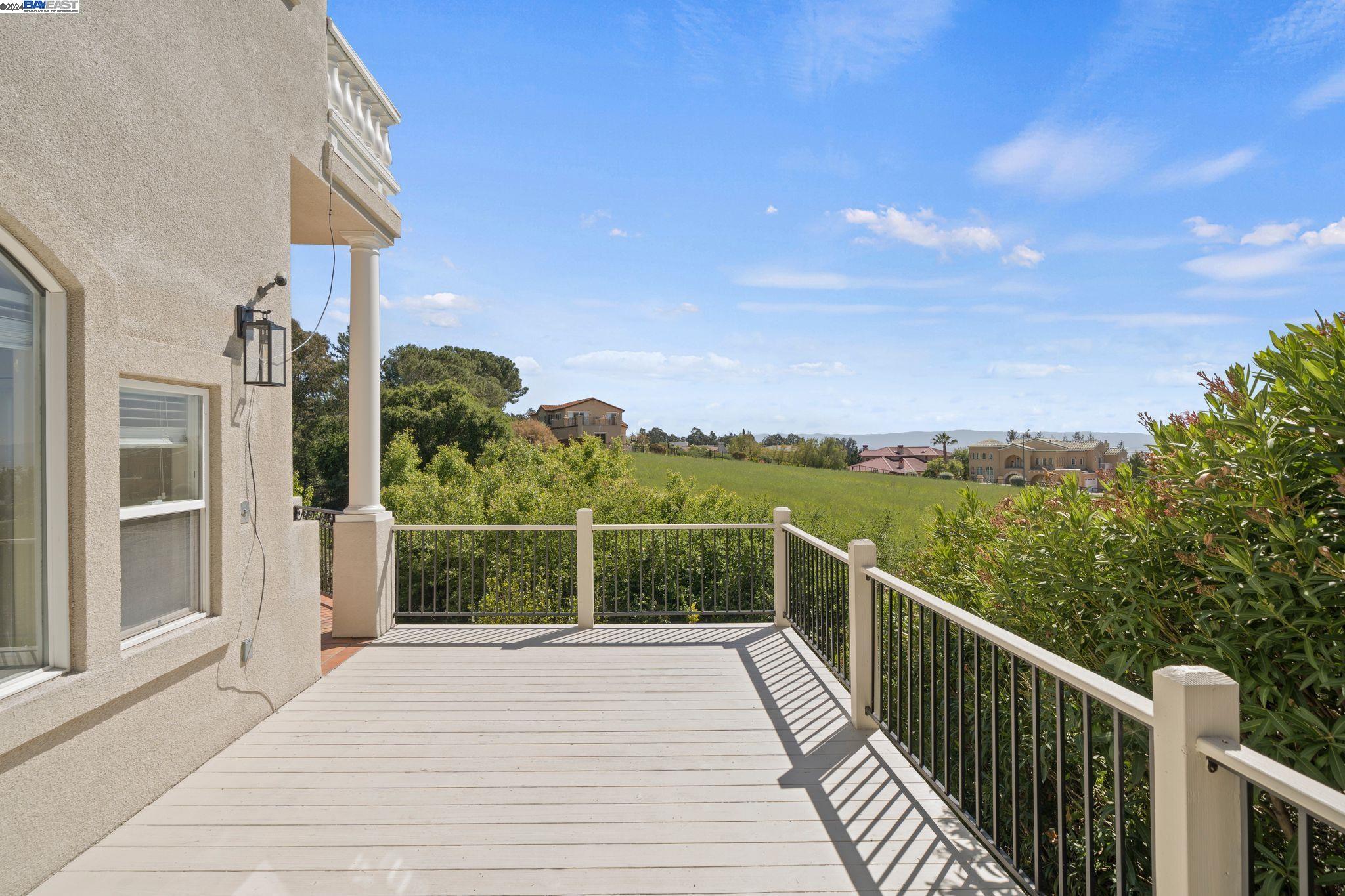 1585 Vinehill Circle