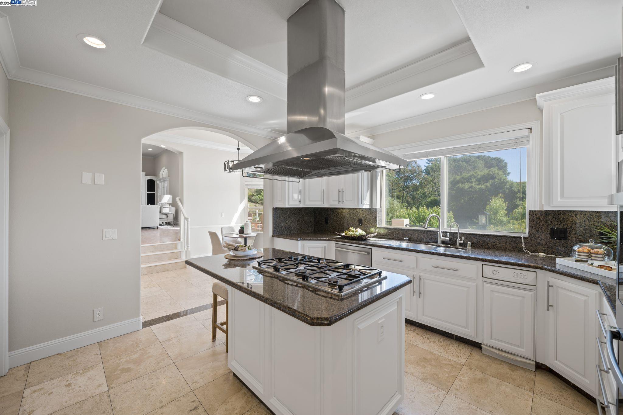 1585 Vinehill Circle