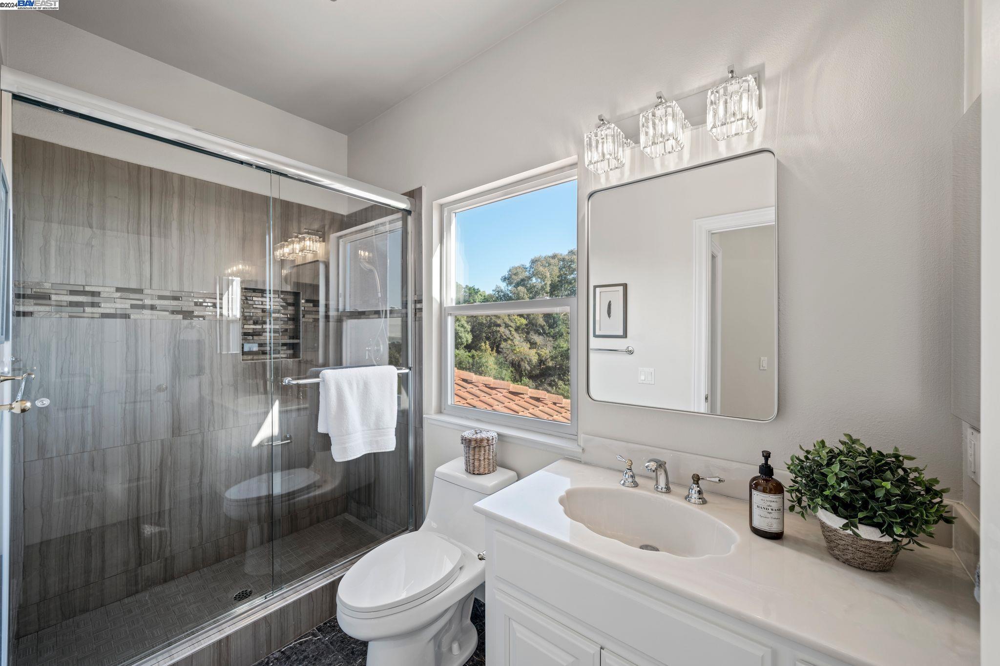 1585 Vinehill Circle