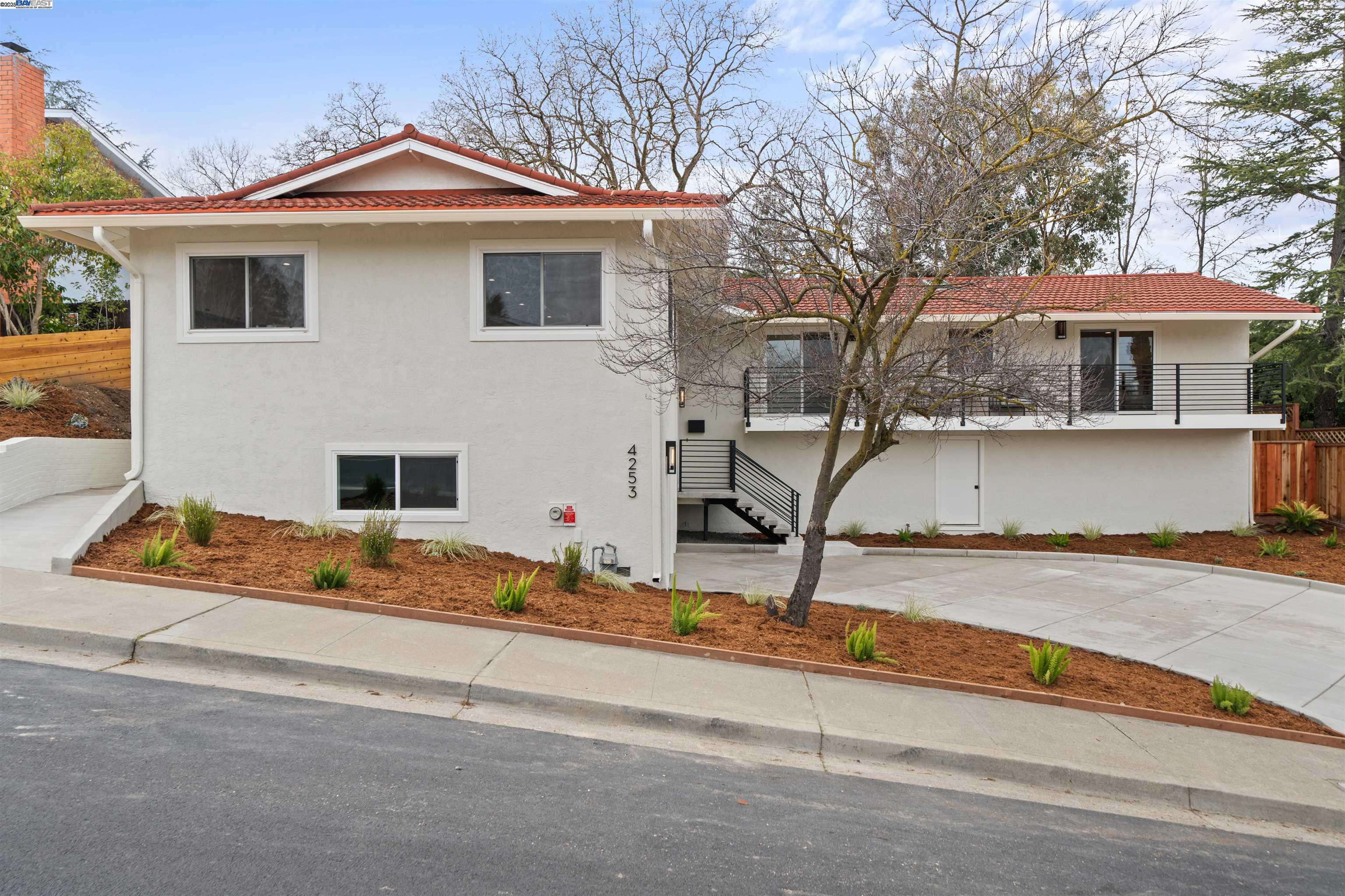 4253 Mirador Dr
