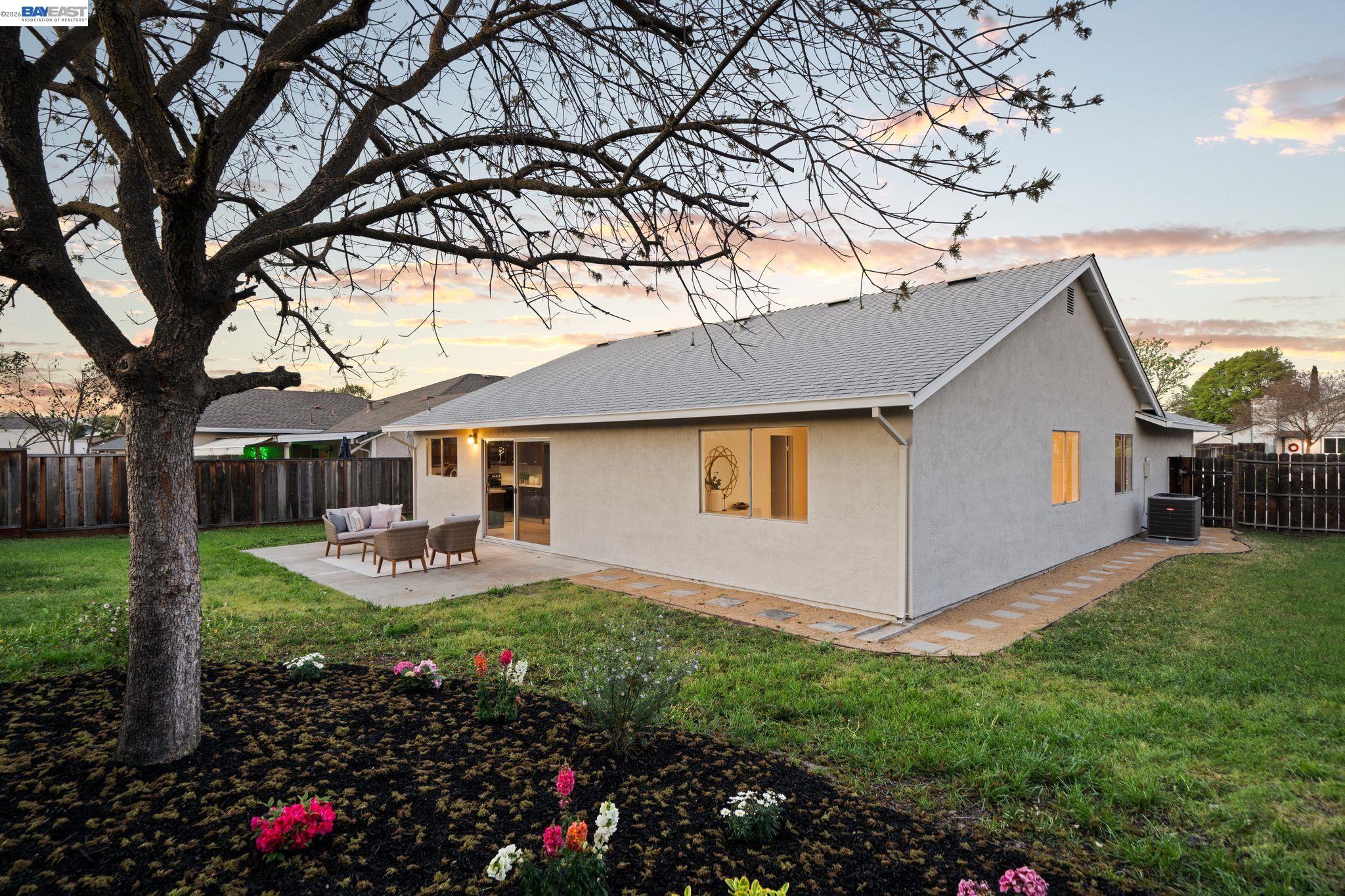 1686 Rhododendron Dr