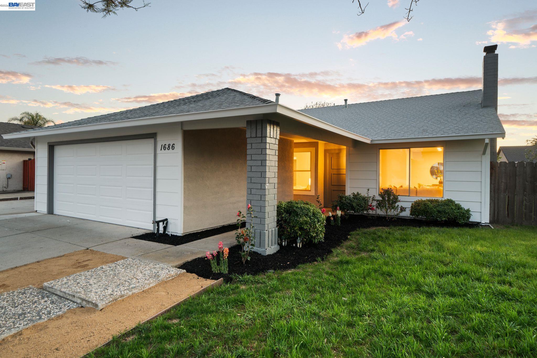 1686 Rhododendron Dr