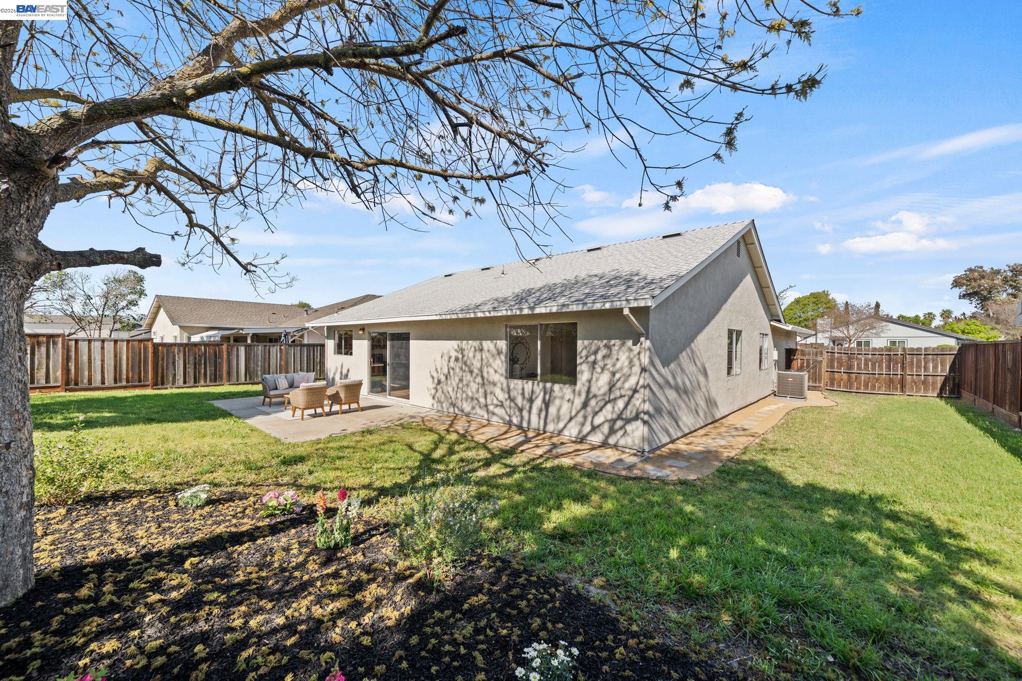 1686 Rhododendron Dr