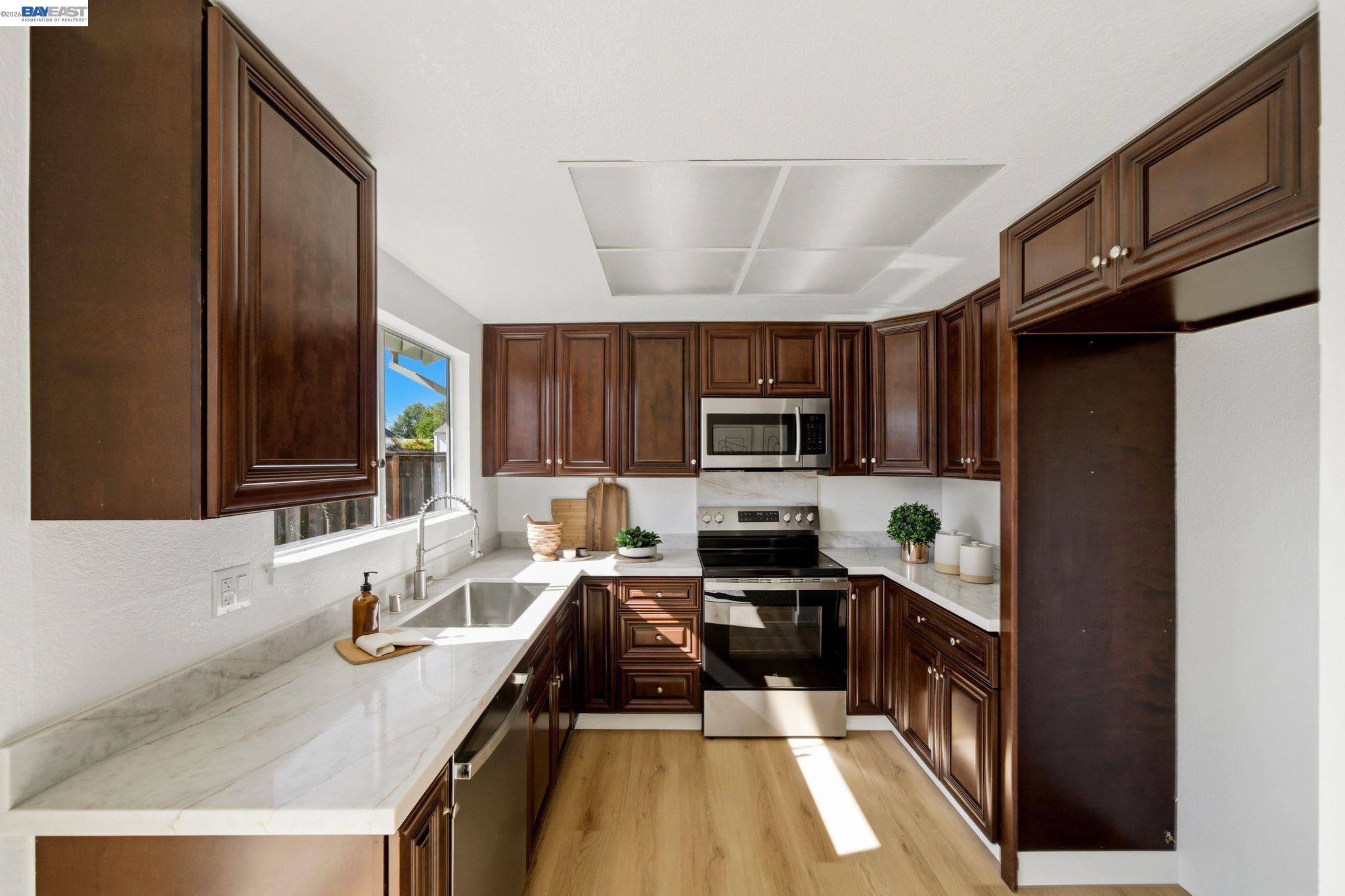 1686 Rhododendron Dr