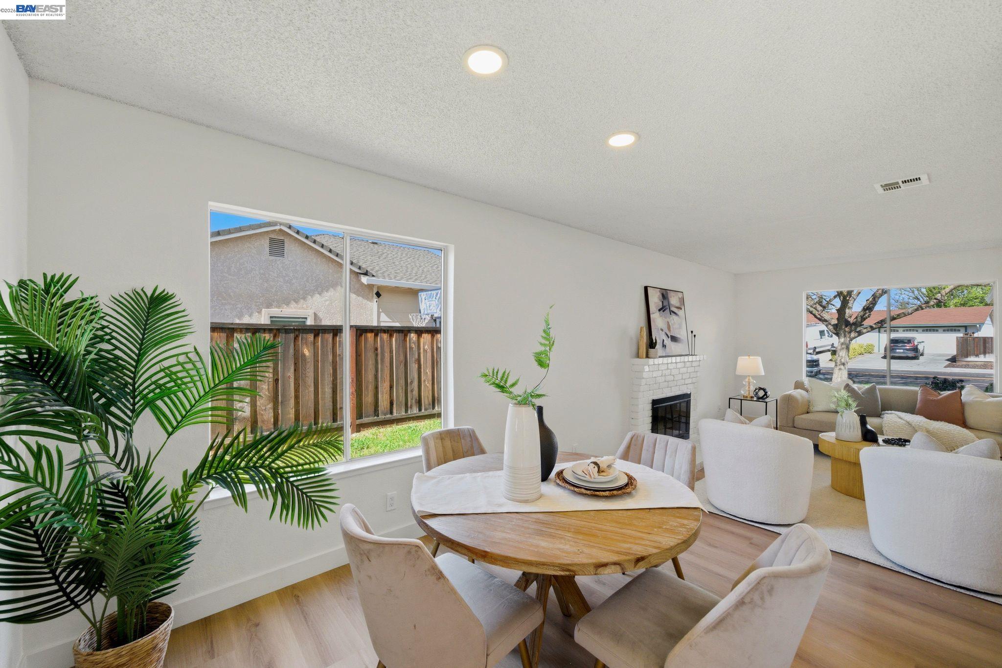 1686 Rhododendron Dr