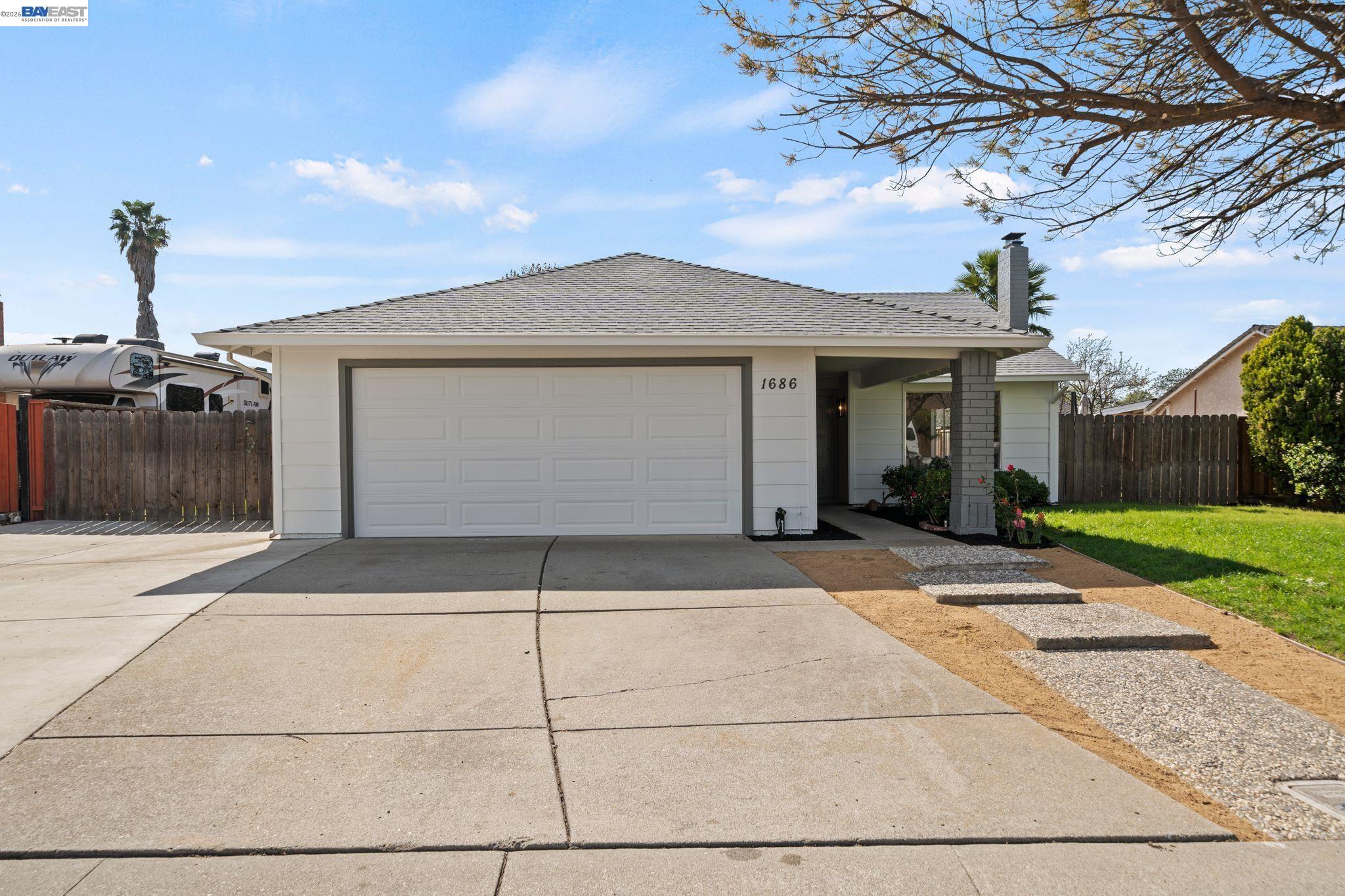 1686 Rhododendron Dr