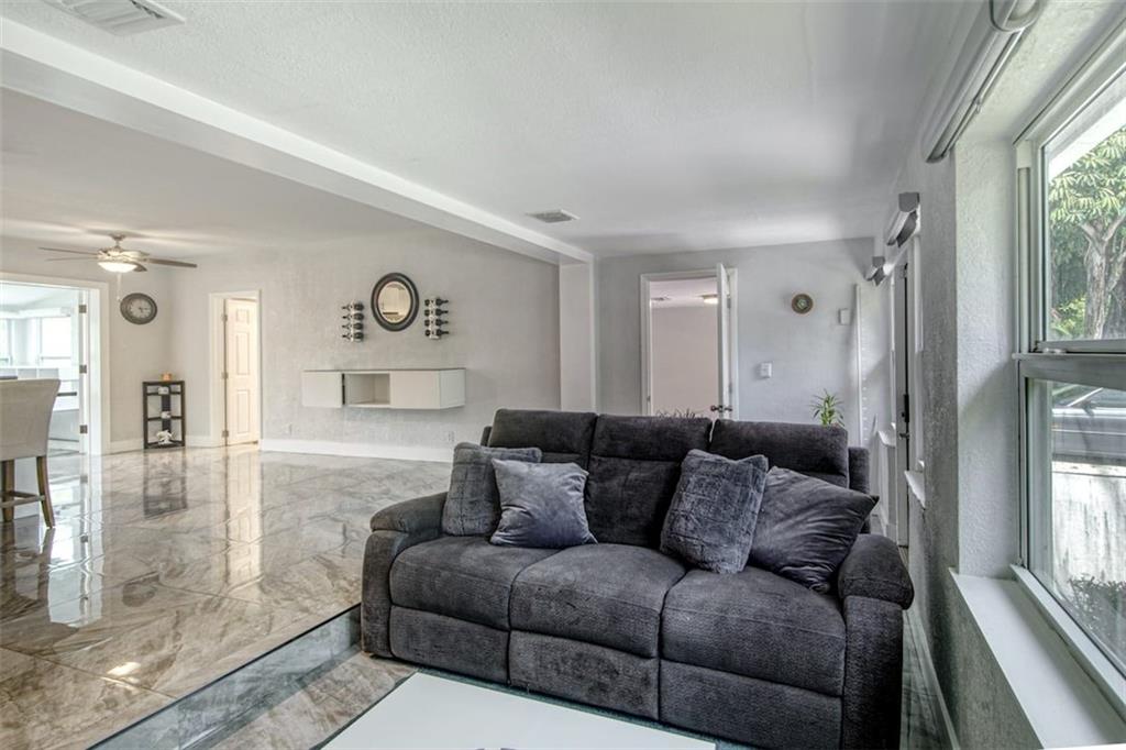 412 SW 11th Ct