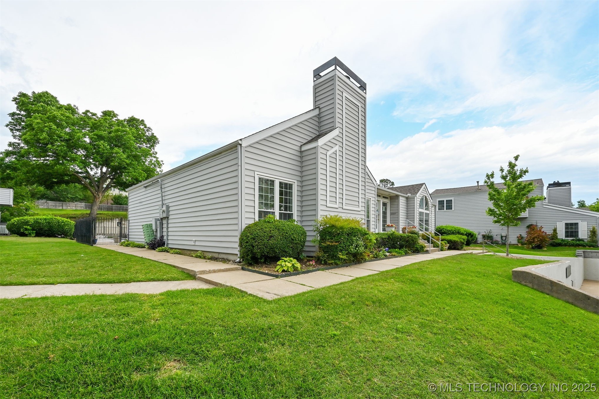 8935 S Norwood Avenue 1402