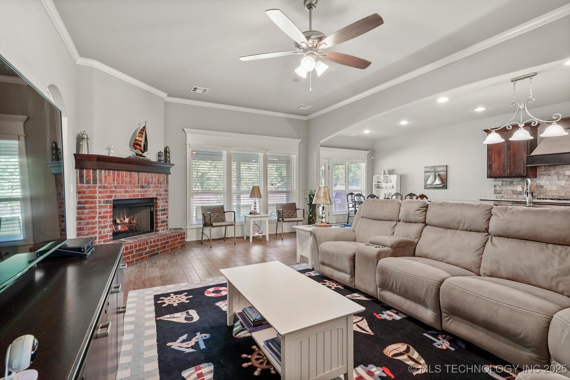 6904 S Chestnut Avenue