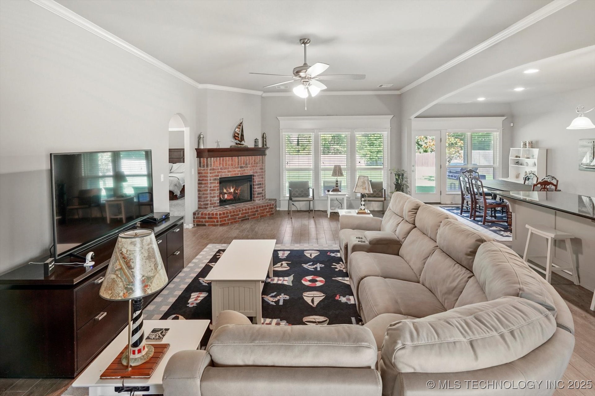 6904 S Chestnut Avenue