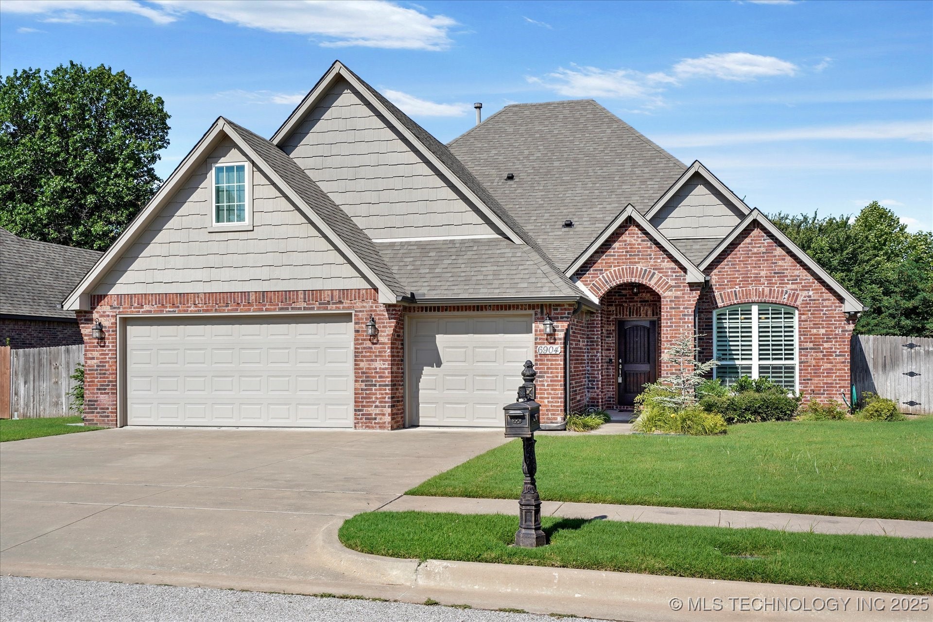 6904 S Chestnut Avenue