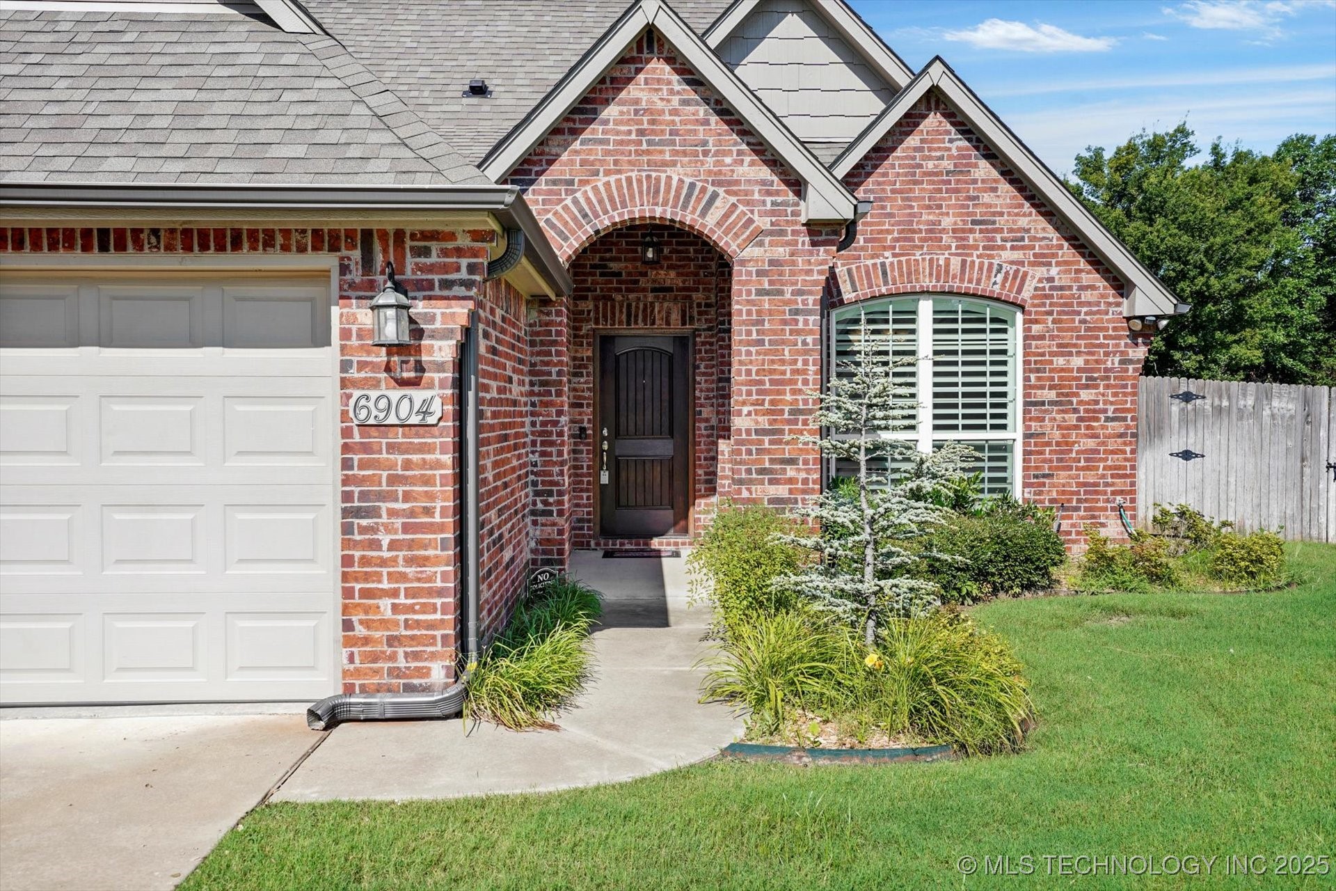 6904 S Chestnut Avenue