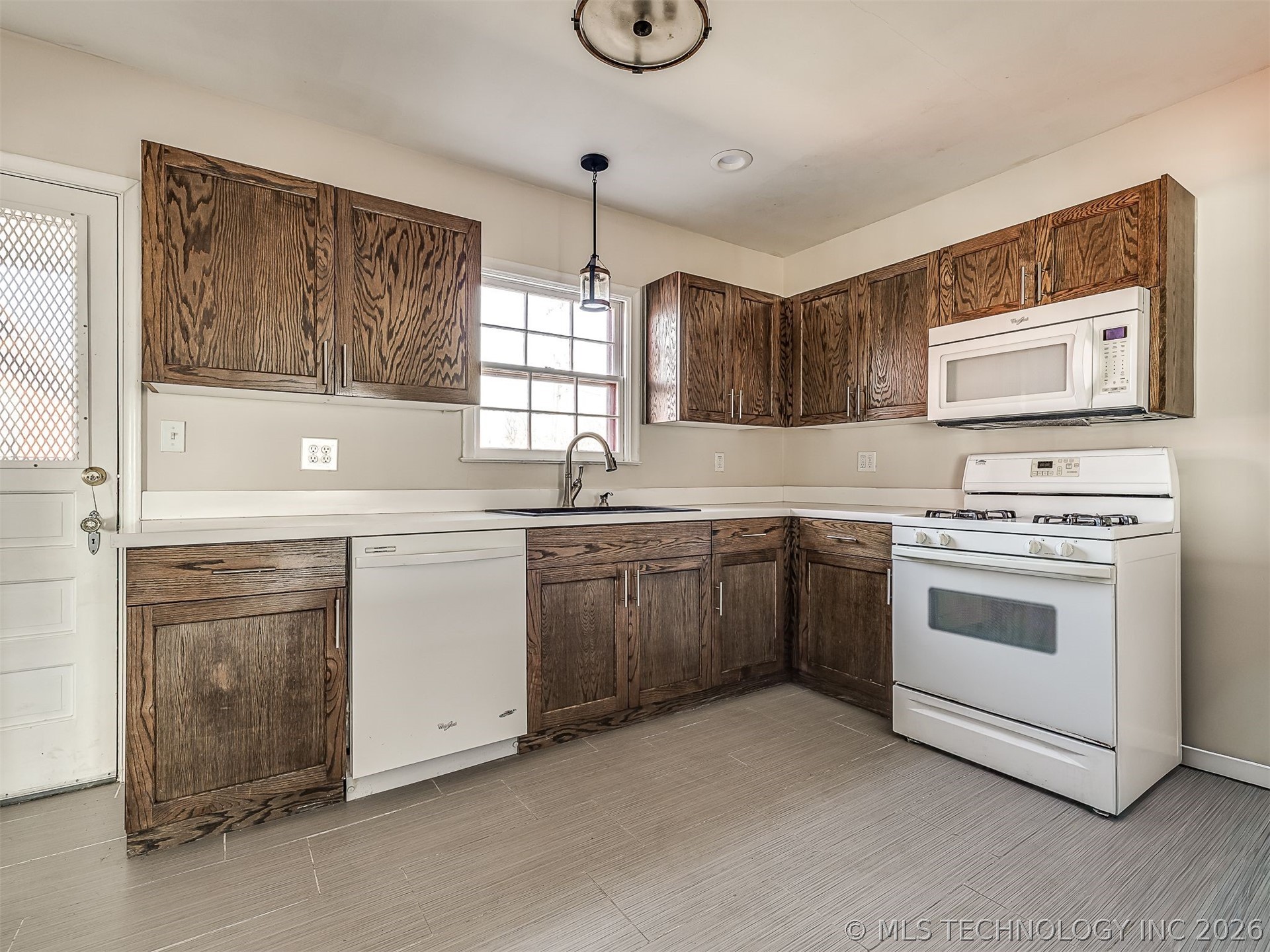 3923 E 11th Place