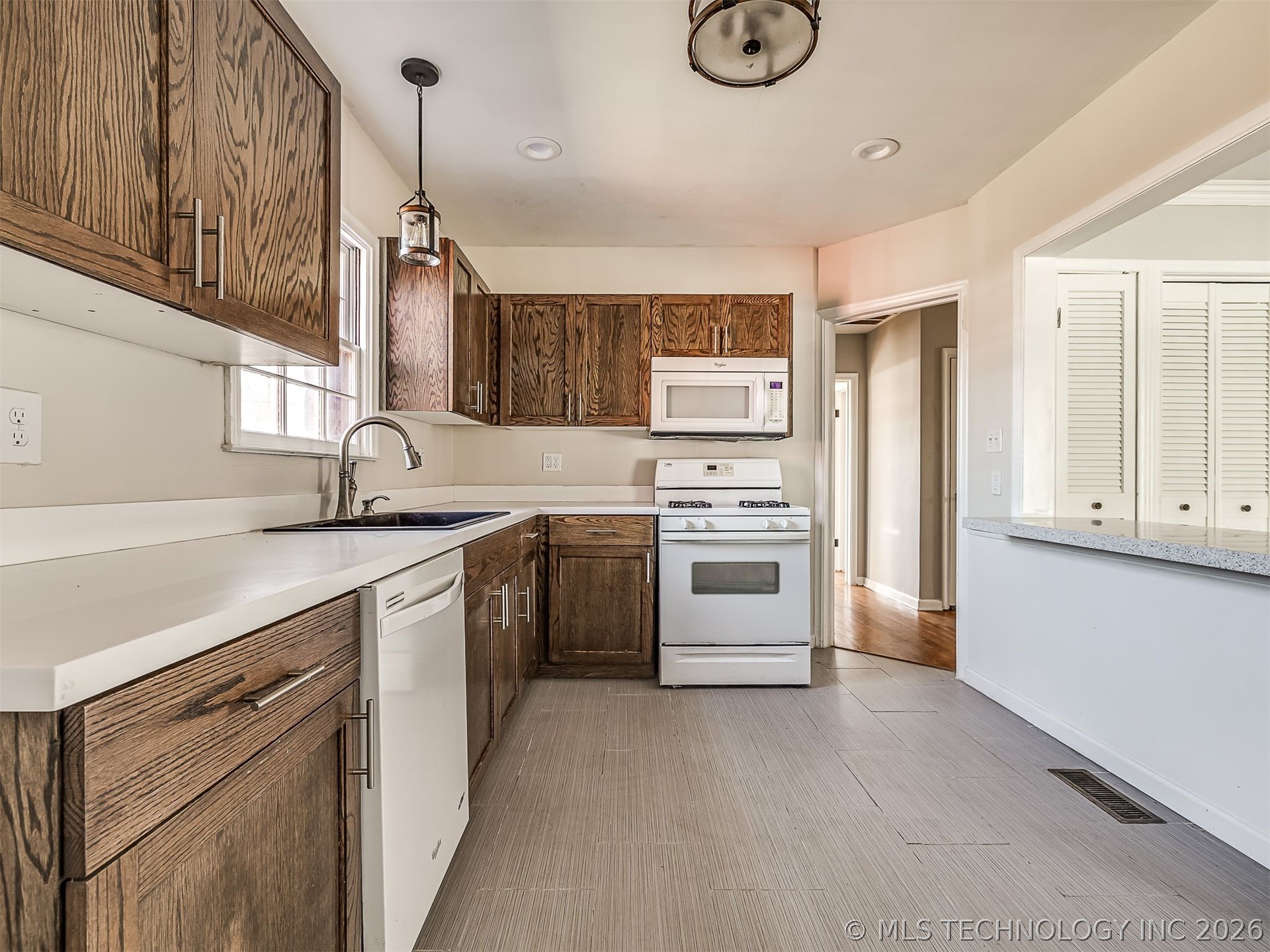 3923 E 11th Place