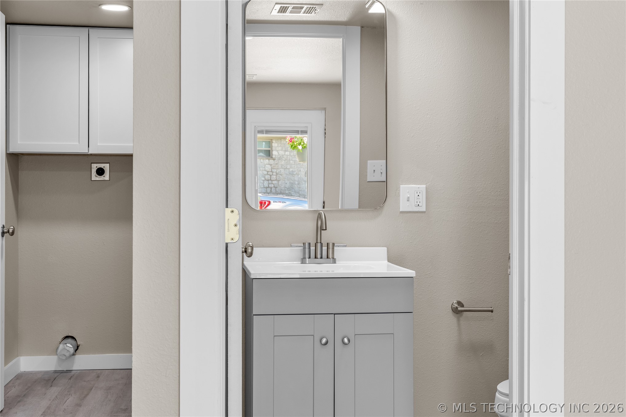 2139 W 46th Place