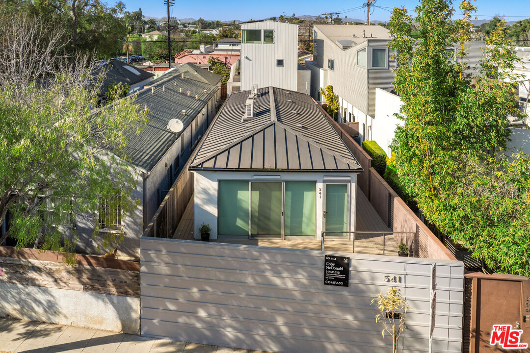 541 Rose Ave Unit: Loft