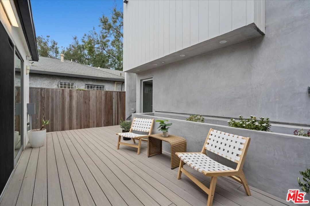 541 Rose Ave Unit: Loft