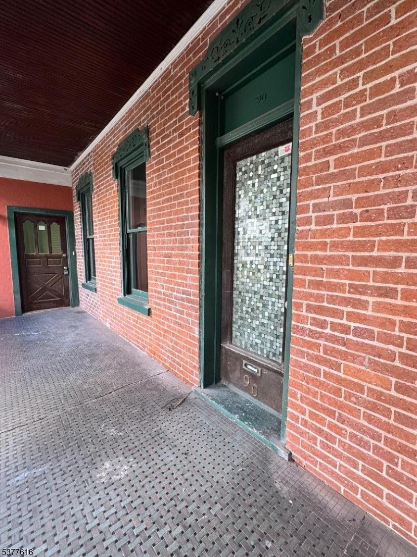 90 Lewis St