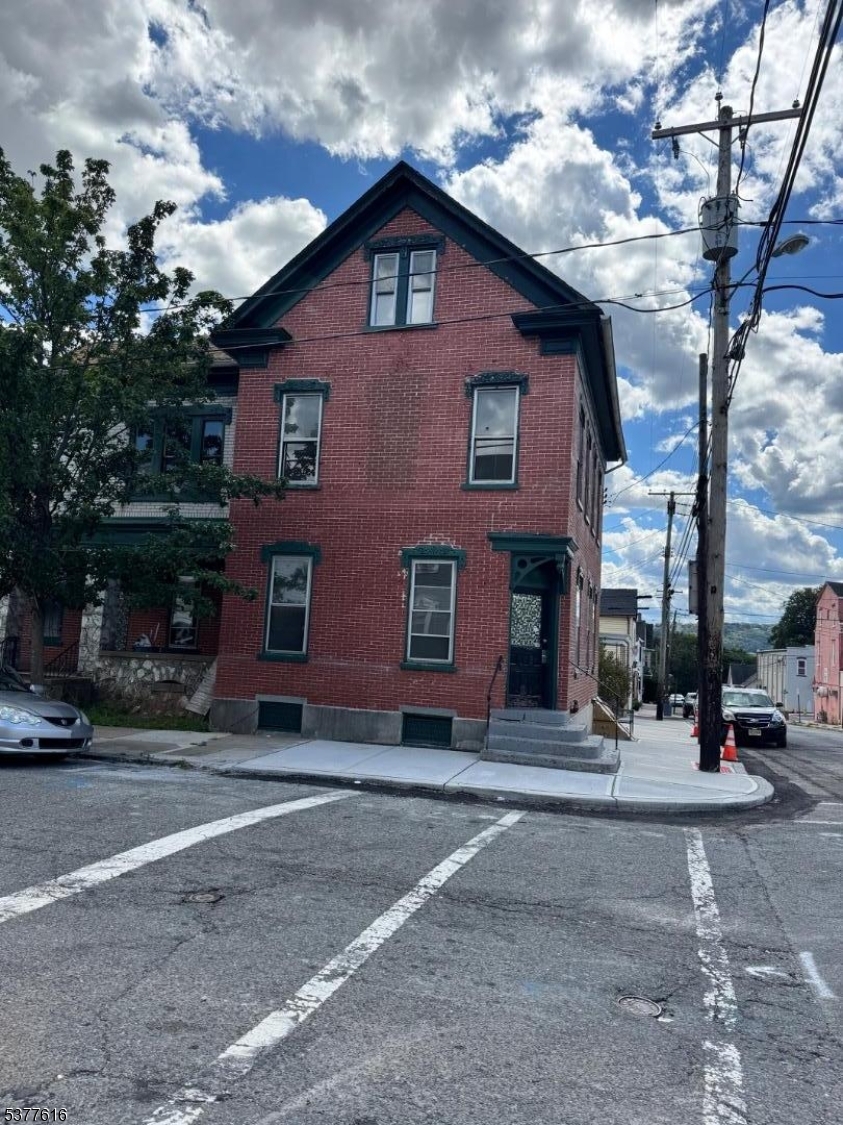90 Lewis St