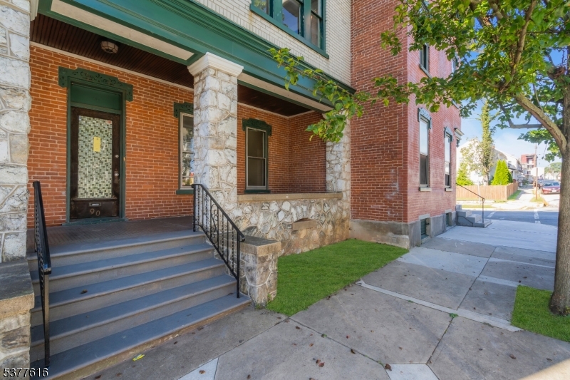90 Lewis St