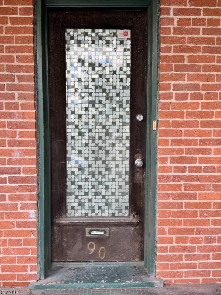 90 Lewis St