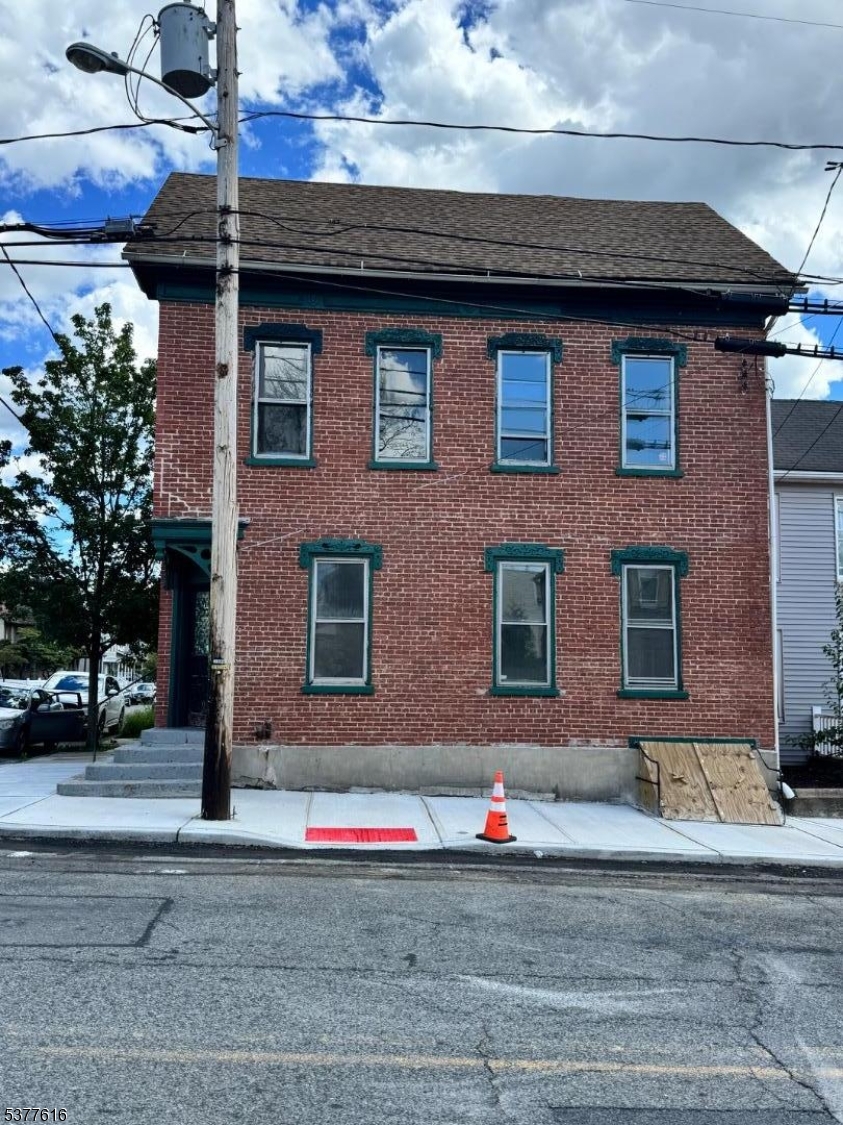 90 Lewis St