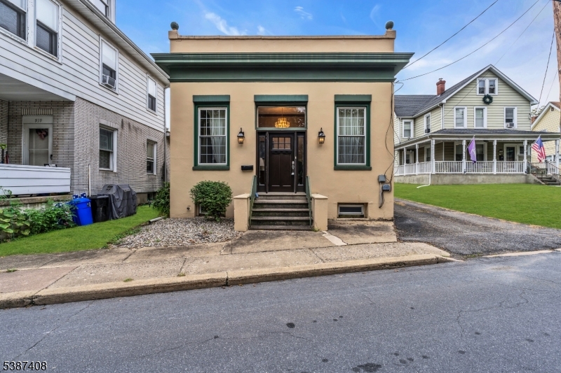 933 Lee Ave