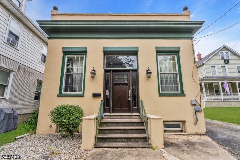 933 Lee Ave