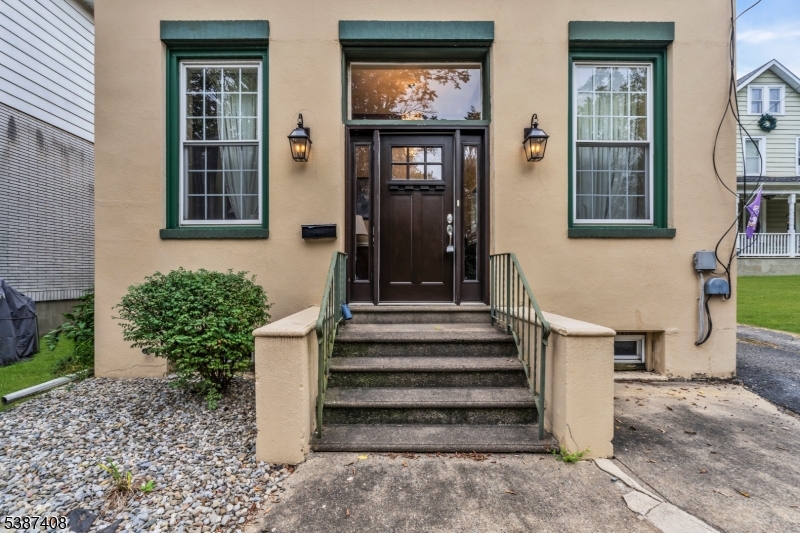 933 Lee Ave