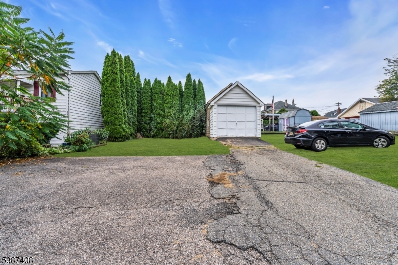 933 Lee Ave