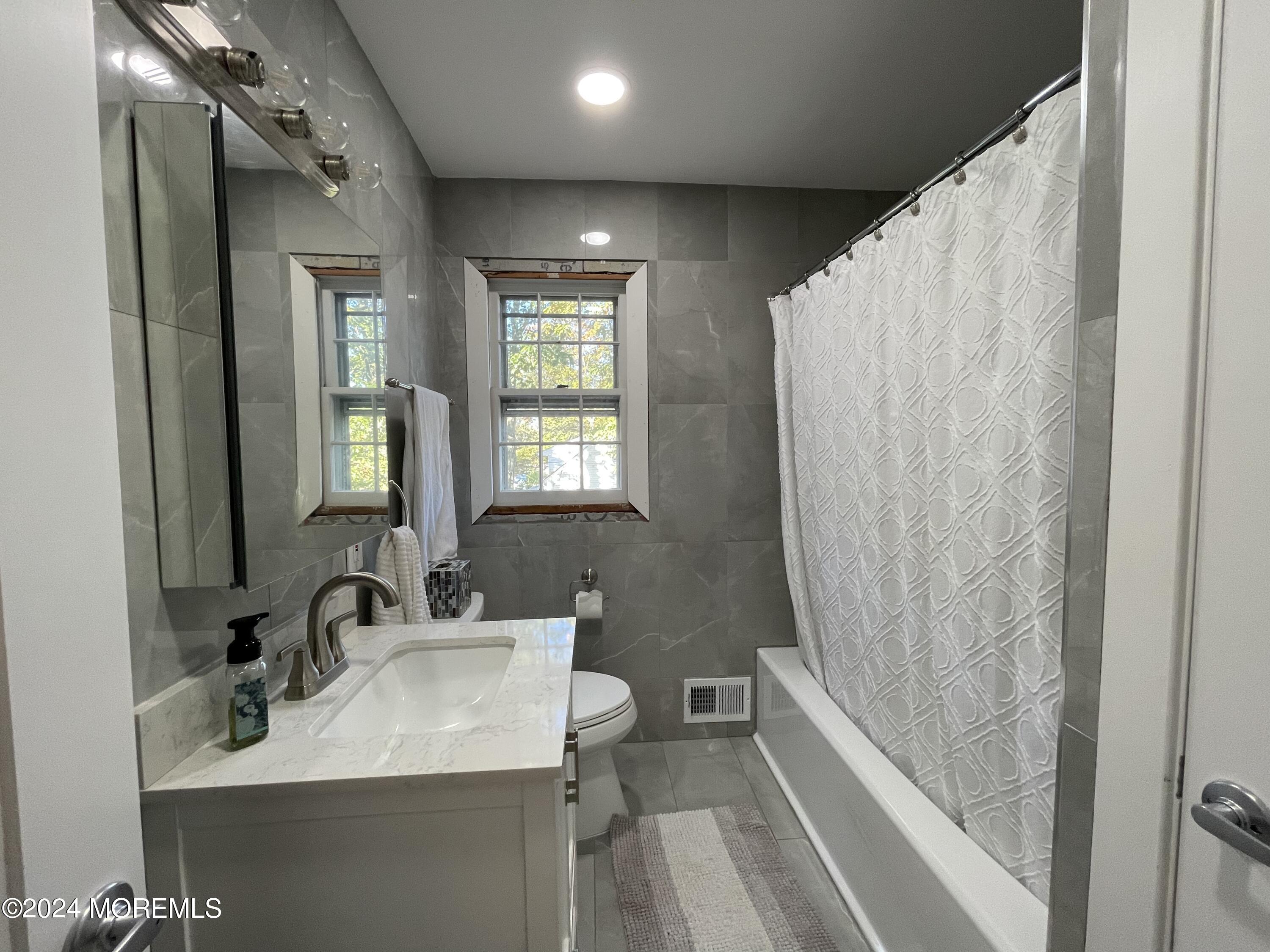 19 Roslyn Drive, SUMMER