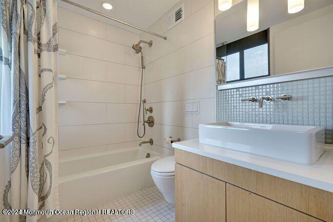 601 Bangs Avenue, 707