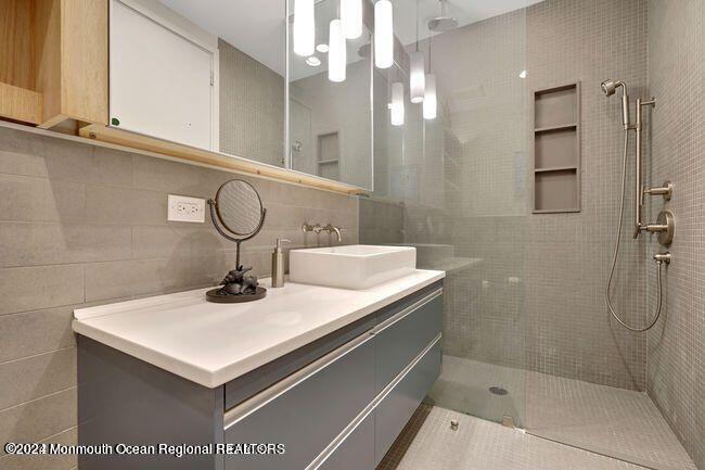 601 Bangs Avenue, 707